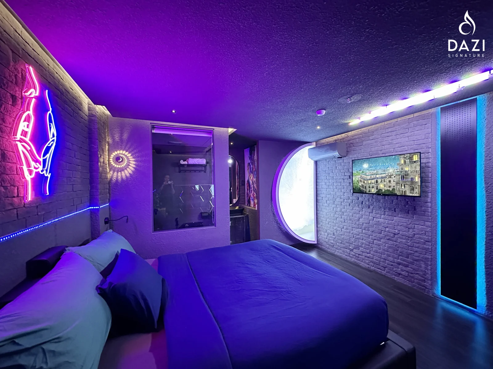 Neon Room - góc nhìn 6
